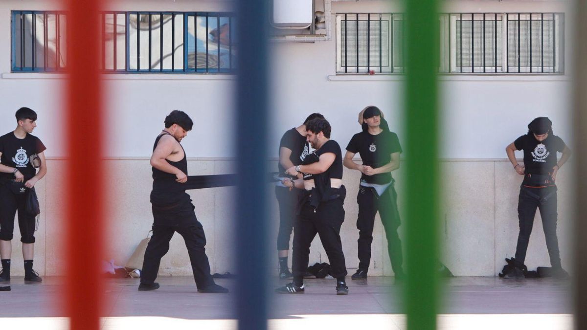 Costaleros del Nazareno preparándose antes de la procesión.