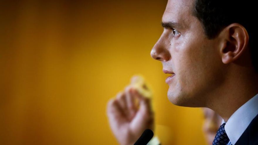 El presidente de Ciudadanos (Cs), Albert Rivera, realiza declaraciones antes de reunirse con cargos y diputados de Ciudadanos en la Asamblea de Madrid.