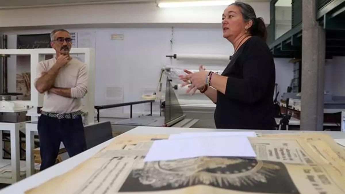 Verónica Ojeda y Manuel Cubero en el Centro de Conservación y Restauración de Documentos Gráficos de La Palma.