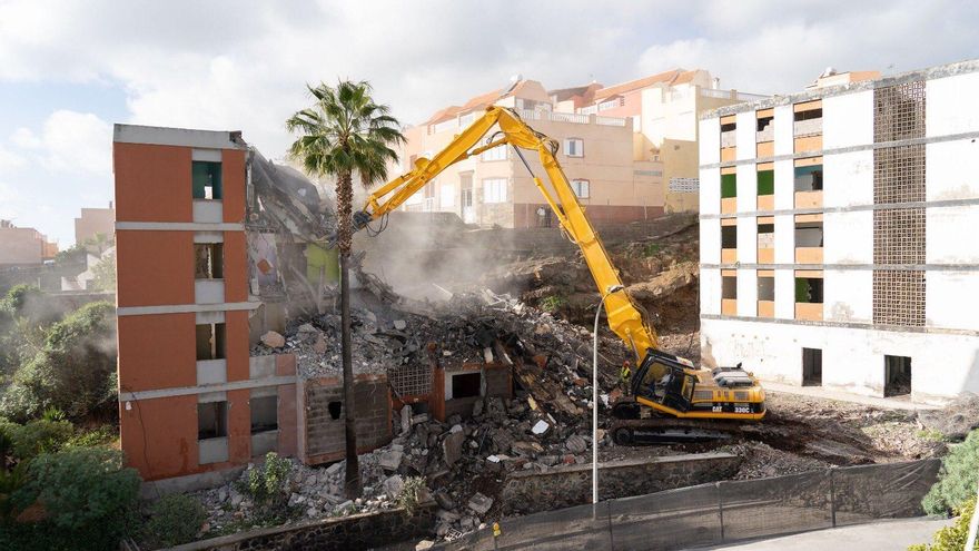 La demolición de los 10 bloques con aluminosis de Las Chumberas desde este lunes pone fin a doce años de burocracia