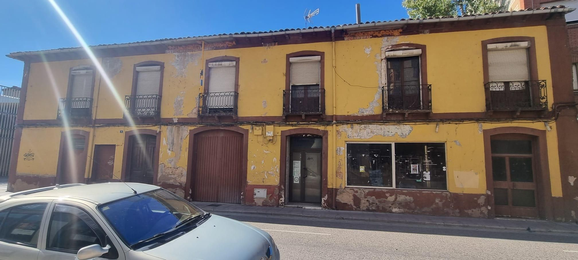 Fachada principal de La Casona y sus dos portales en La Robla, que serán remodeladas.