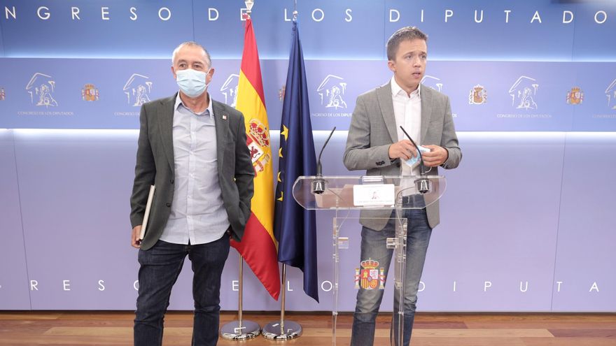 El diputado de Compromís en el Congreso, Joan Baldoví (i), y el líder de Más País, Íñigo Errejón, en una rueda anterior a la celebración de la Junta de Portavoces en el Congreso de los Diputados, a 14 de septiembre, en Madrid (España).