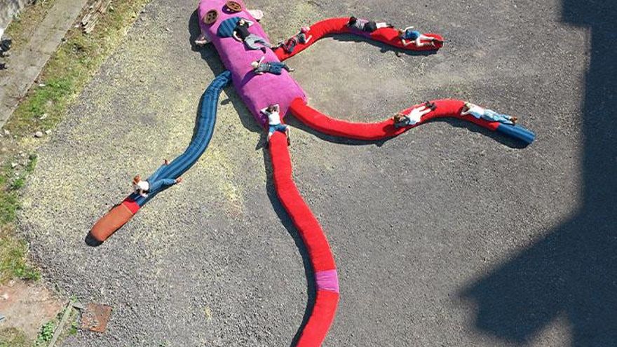 15 metros de largo: esta escultura de mono de calcetín es la más grande del mundo y ha conseguido el Récord Guinness