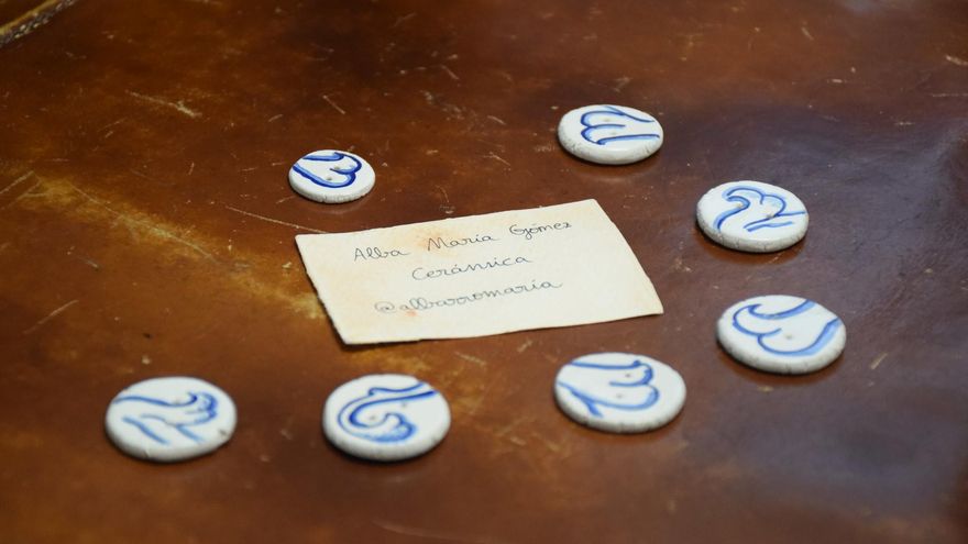 La cerámica de Talavera de la Reina inspira el diseño de las chaquetas del personal de Castilla-La Mancha en FITUR