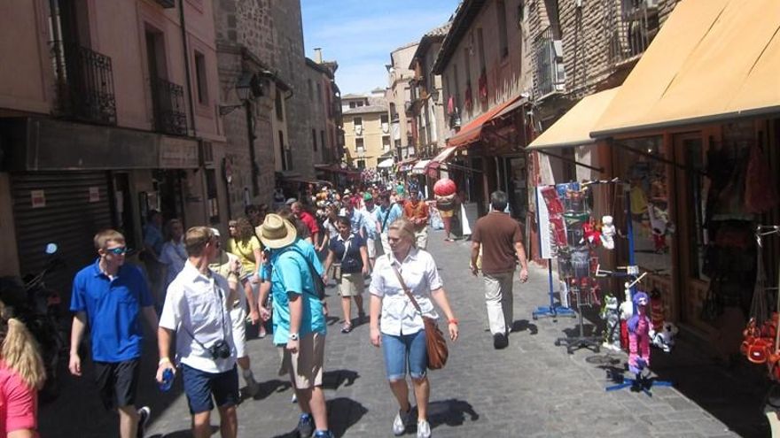 Turistas en fila en calles estrechas, grupos de menos de 30 y sin megáfonos en Toledo: PP y Vox preparan ordenanza