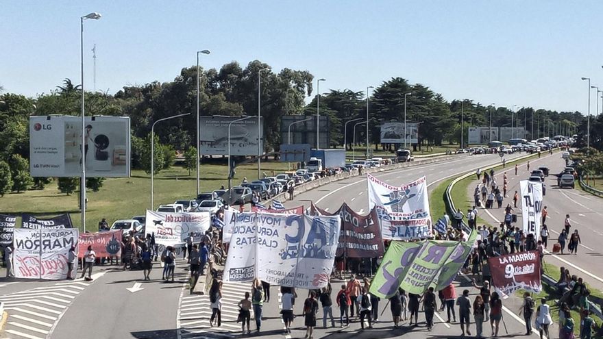 Las empresas privadas se suman a los despidos y continúa el éxodo de multinacionales