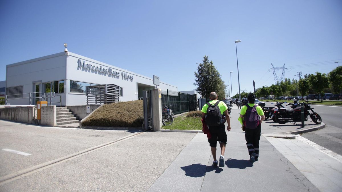 Archivo - Fachada de la planta de Mercedes-Benz de Vitoria. En Vitoria (Álava), a 18 de mayo de 2020.