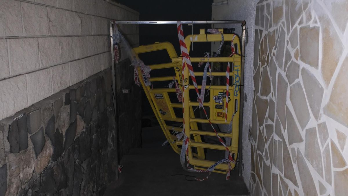 El vallado colocado por la Policía Local junto a la piscina, roto.