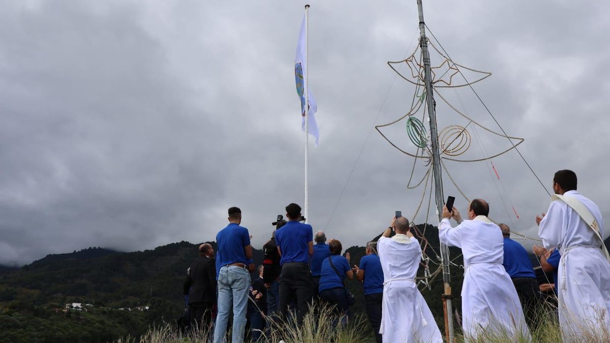Comienza el ‘Año de Bajada’ con el izado de la bandera de María de las Nieves