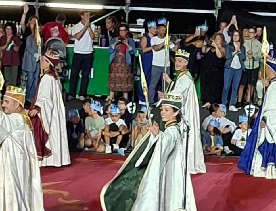 Primeras mujeres en la Danza de Los Enanos.