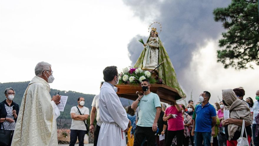 Procesión en La Palma para pedir que cese la erupción en Cumbre Vieja