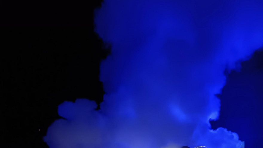 Bomberos sofocan un incendio en un vehículo en la A-8 en Valdáliga