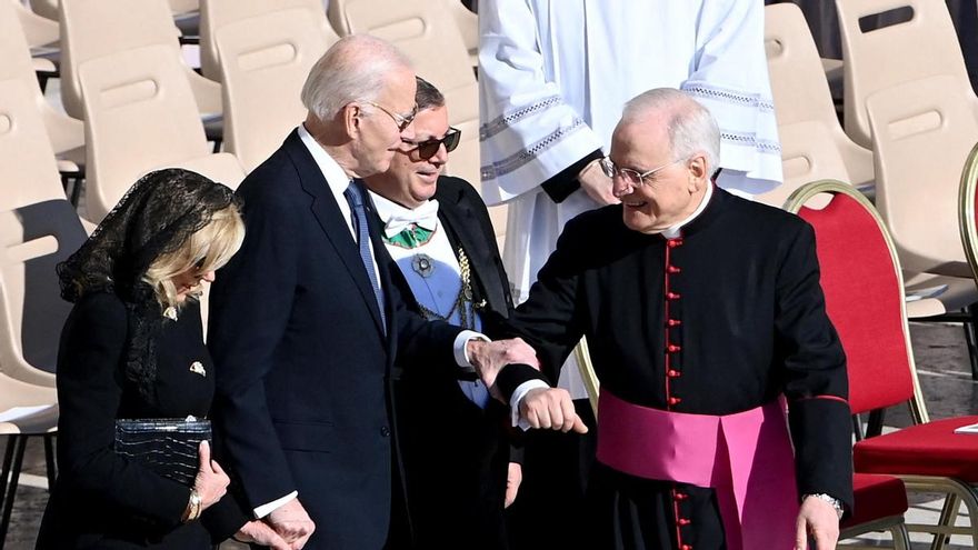 El expresidente de Estados Unidos y su mujer, Joe y Jill Biden, esta mañana en la Plaza de San Pedro