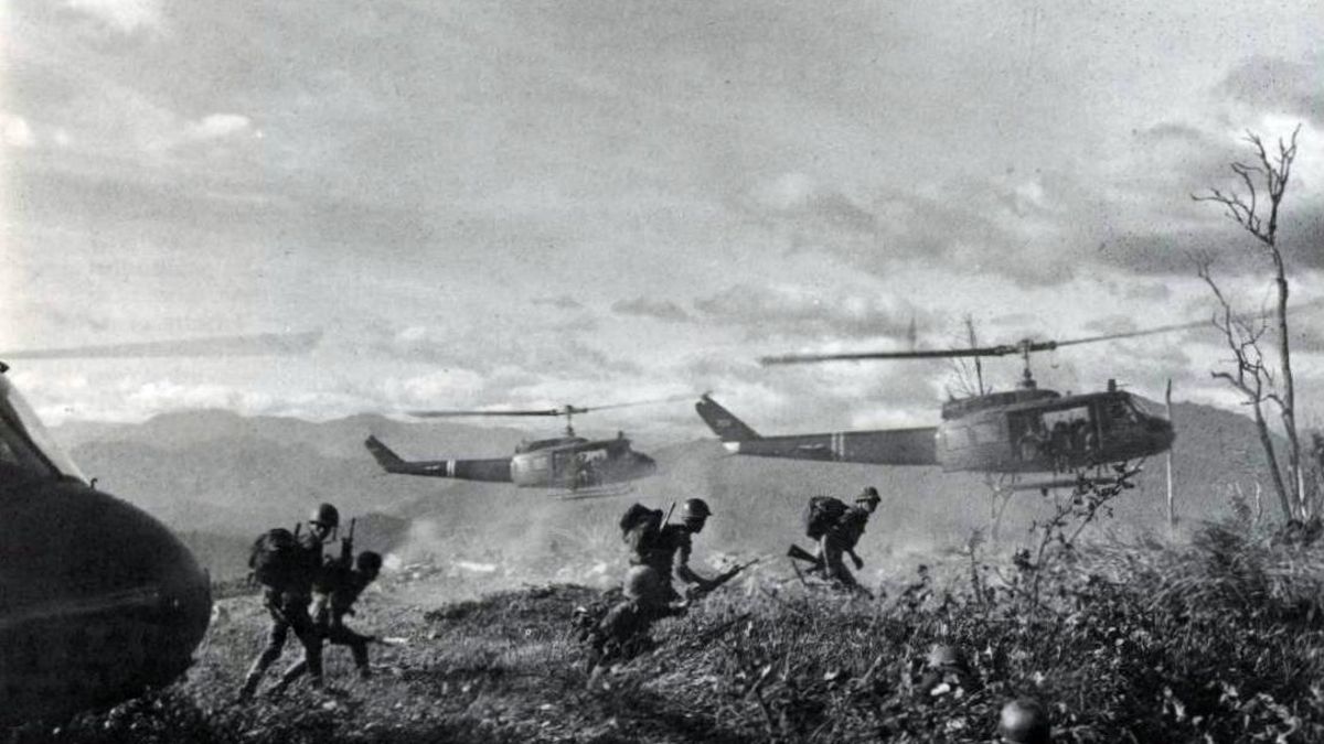 Helicópteros estadounidenses asisten a  soldados del ejército de Vietnam en 1970.