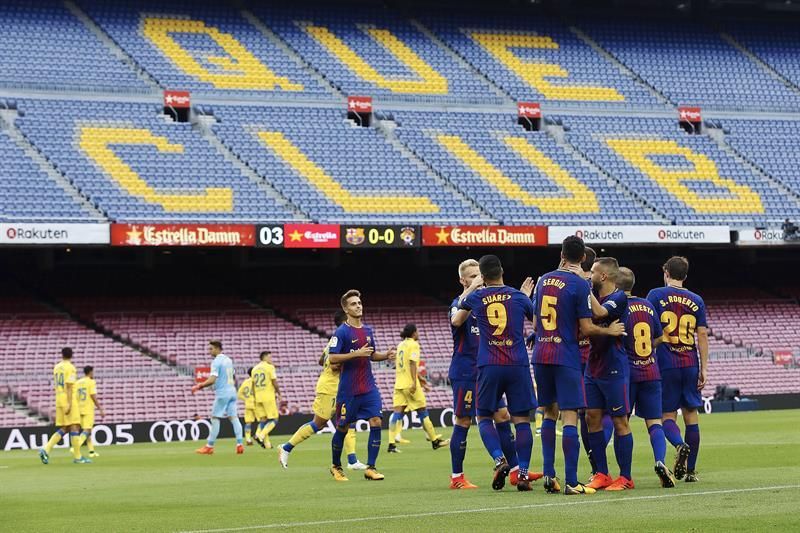Los jugadores del Barcelona celebran el gol marcado por Busquets ante un Camp Nou vacío. EFE/Alejandro García