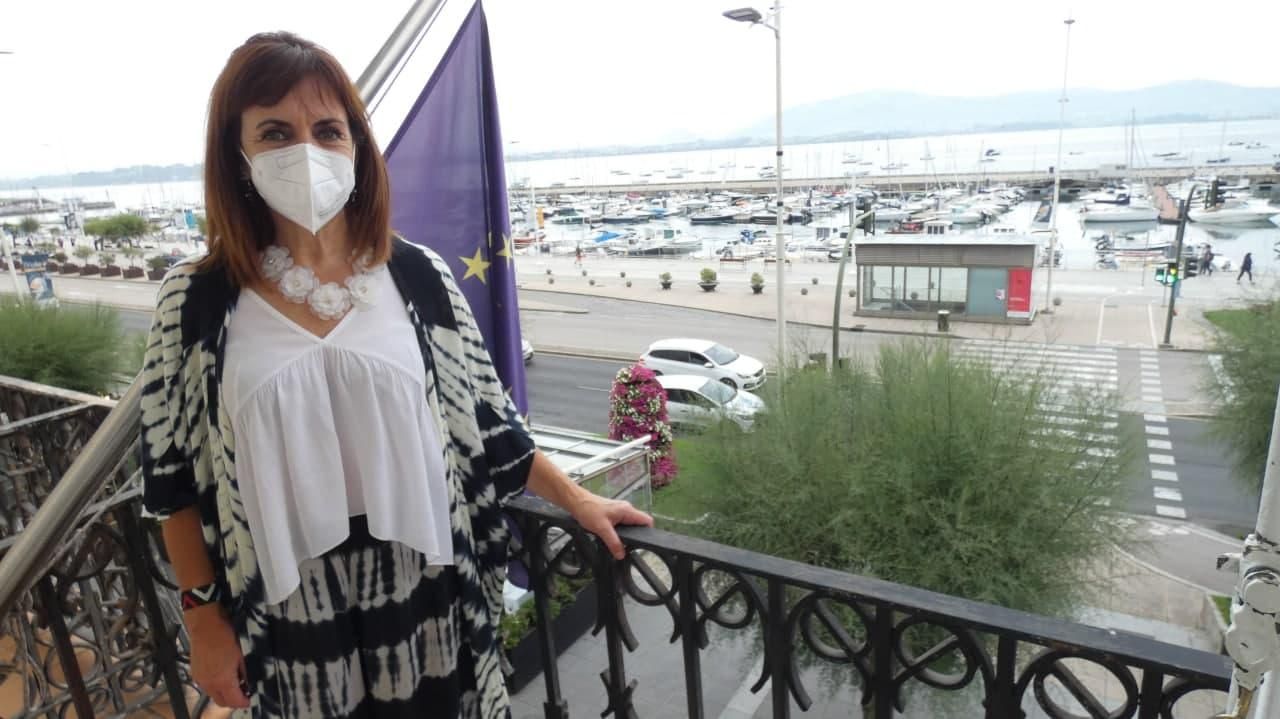 Ana Belén Álvarez en el balcón de su despacho en Puertochico.
