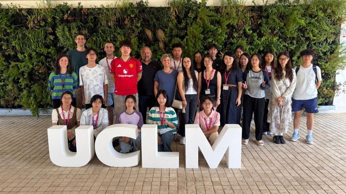 Alumnos de la Universidad de Nanchang han pasado por distintos campus de la UCLM este verano en un completo programa académico y cultural (Study Abroad) centrado en la formación farmacéutica, con especial atención a la botánica aplicada, el conocimiento de plantas medicinales y el patrimonio científico vinculado a esta disciplina. En la imagen, junto al rector Julián Garde, la decana de la Facultad de Farmacia Rocío Fernández y el coordinador de Movilidad del centro, Carlos Alonso, entre otros