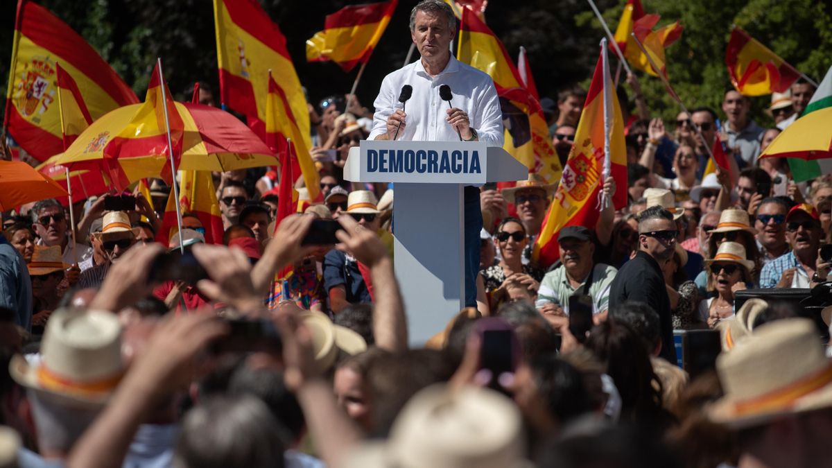 El presidente del PP, Alberto Núñez Feijóo, en la concentración del PP bajo el lema ‘Mafia o democracia’.
