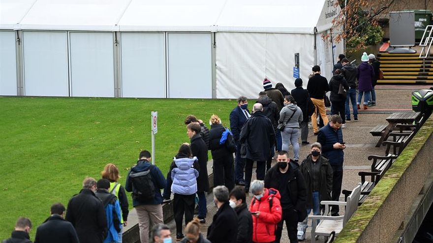 Reino Unido se prepara para la “súper ola” de pacientes con hospitales de campaña
