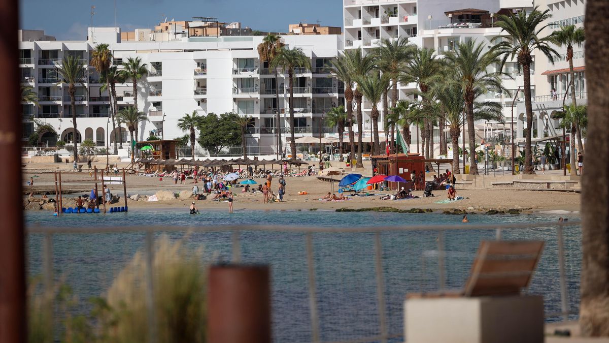 Usuarios disfrutan de la playa y el mar en Figueretes.