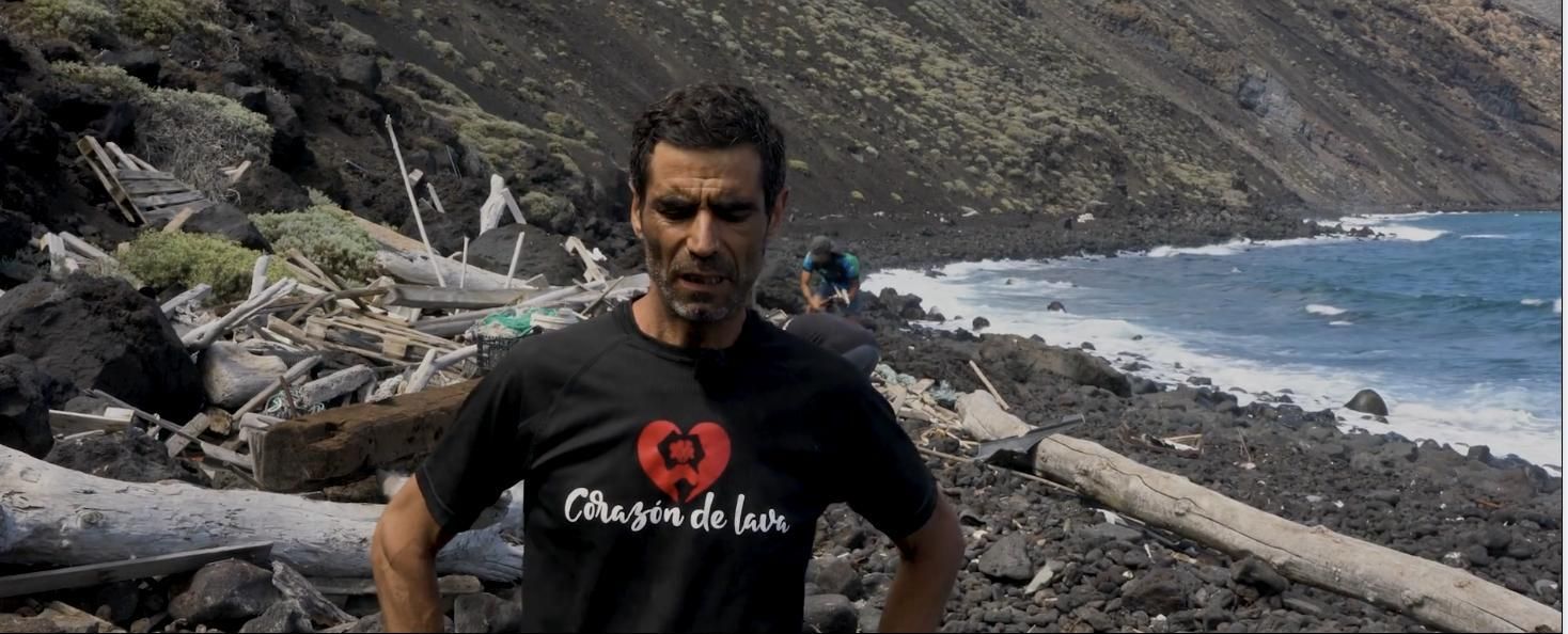 Gustavo Díaz en la recogida de madera en la playa de El Espigón.