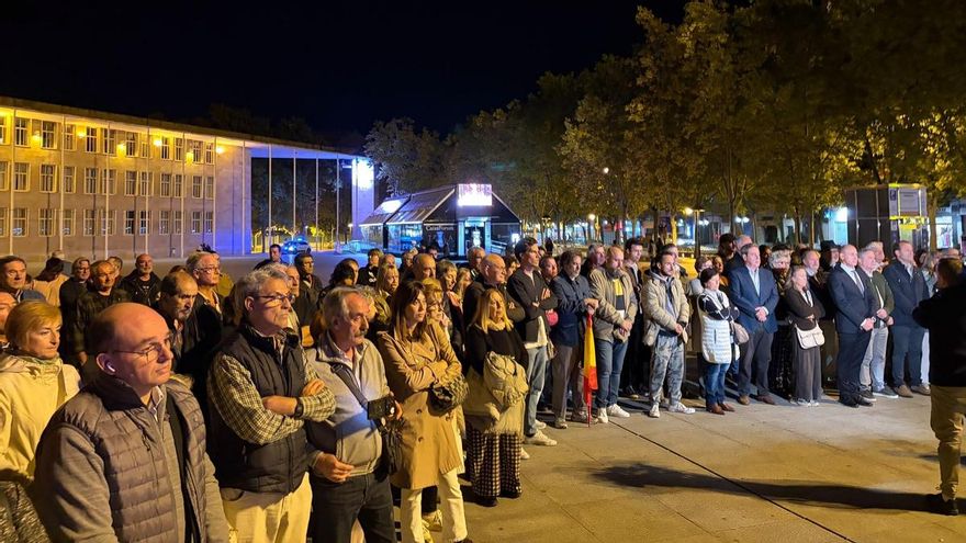 Unanimidad y respeto en la Plaza del Ayuntamiento de Logroño tras el trágico accidente en Urda