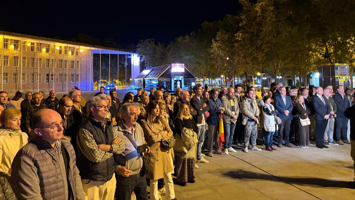 Unanimidad y respeto en la Plaza del Ayuntamiento de Logroño tras el trágico accidente en Urda