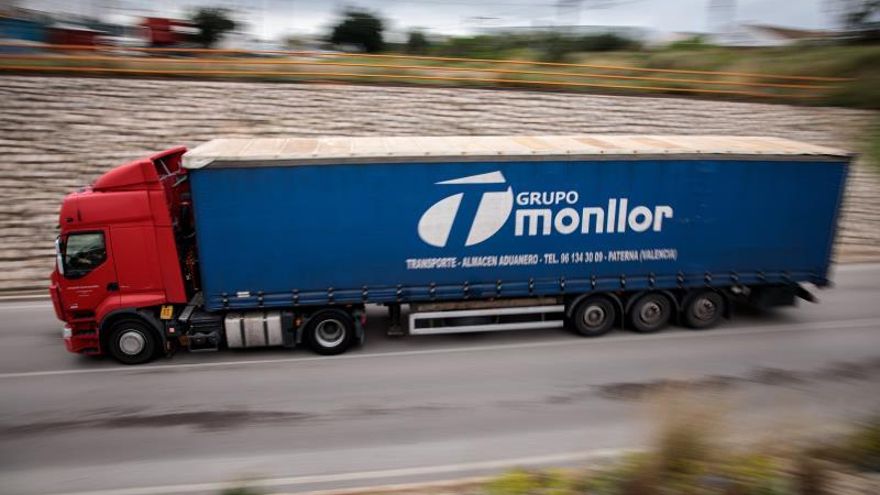 Un camionero circula por el polígono industrial Fuente del Jarro de Paterna (València), siendo los transportistas parte de uno de los sectores imprescindibles para el funcionamiento del país.