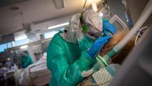 Un sanitario atiende a un enfermo de COVID-19 en la UCI del Hospital Povisa en Vigo.