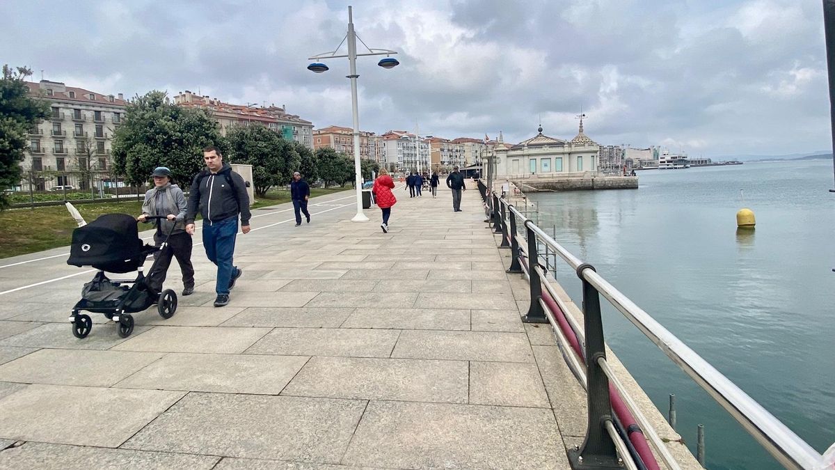 Gente paseando por Santander.