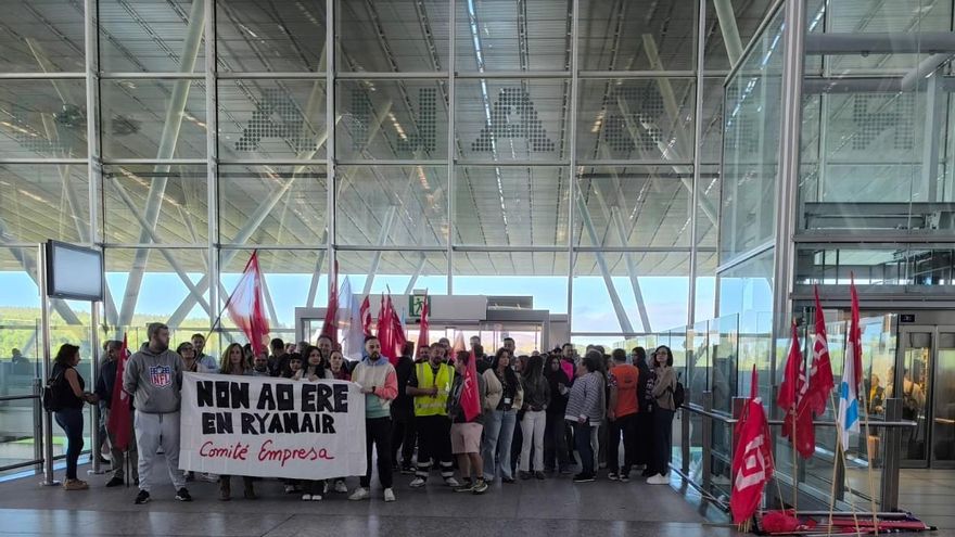 La plantilla de Ryanair en el aeropuerto de Santiago irá a la huelga el día 20 en protesta por los despidos anunciados