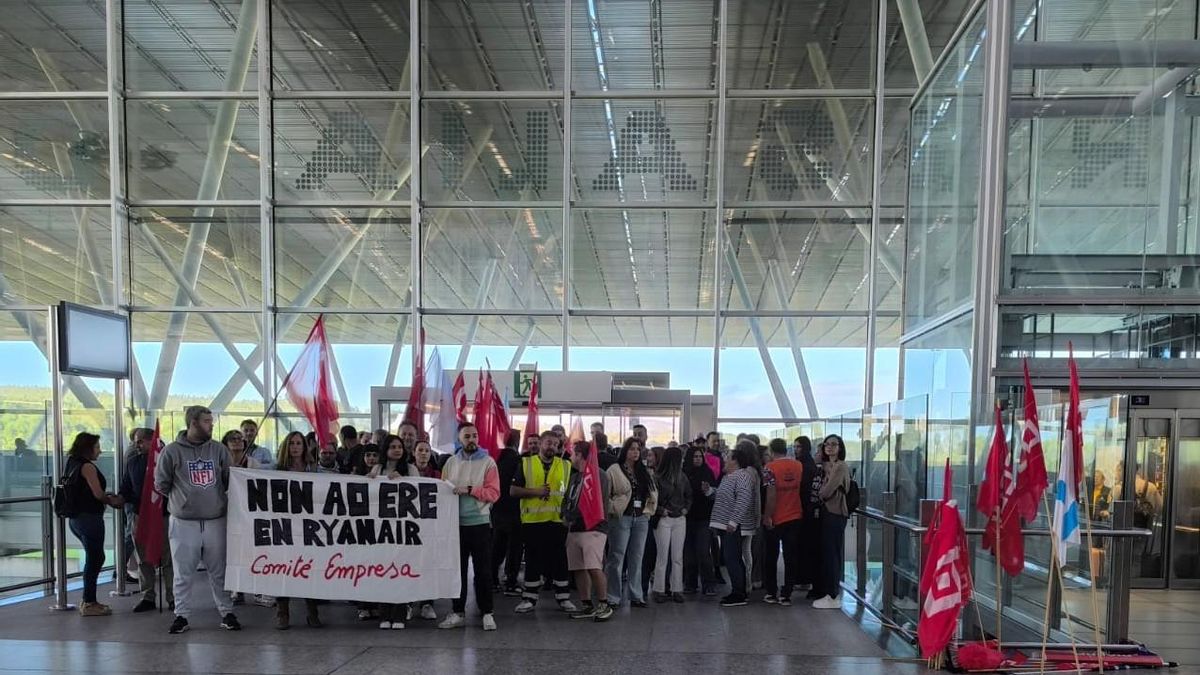 La plantilla de Ryanair en el aeropuerto de Santiago irá a la huelga el día 20 en protesta por los despidos anunciados