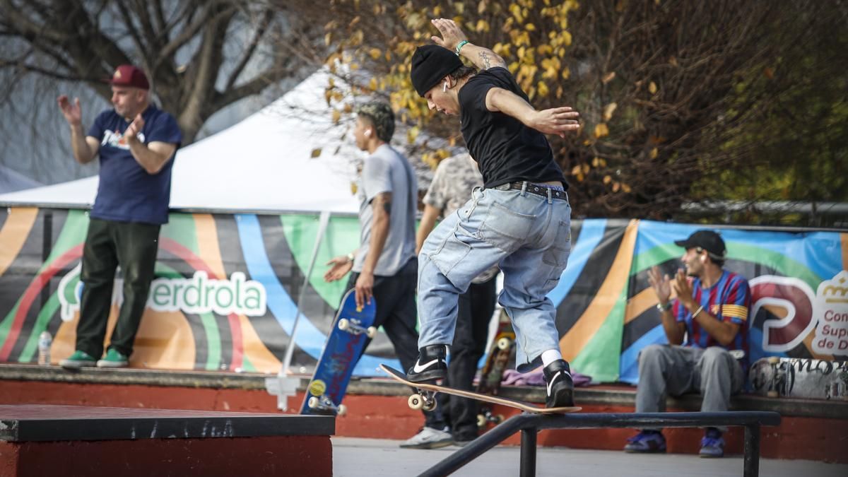 Gabriel Ferrero y Natalia Muñoz tocan el cielo en el Skatepark de Cañero