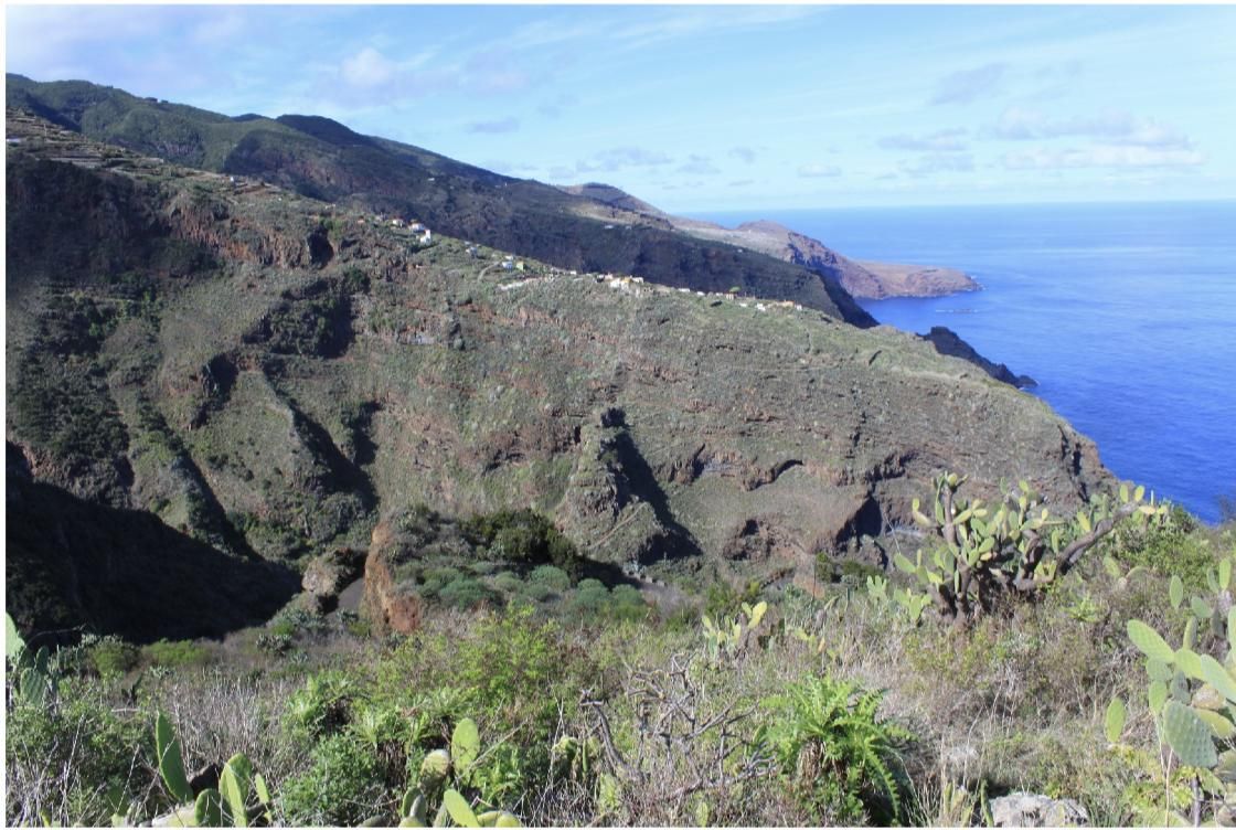 Panorámica de la parte oriental del cantón de Tagalguen desde la zona de Franceses. El paisaje está dominado por profundos barrancos, enormes acantilados costeros y tabladas que acogen los caseríos de El Tablado, Don Pedro y Juan Adalid (Foto: Jorge Pais Pais)