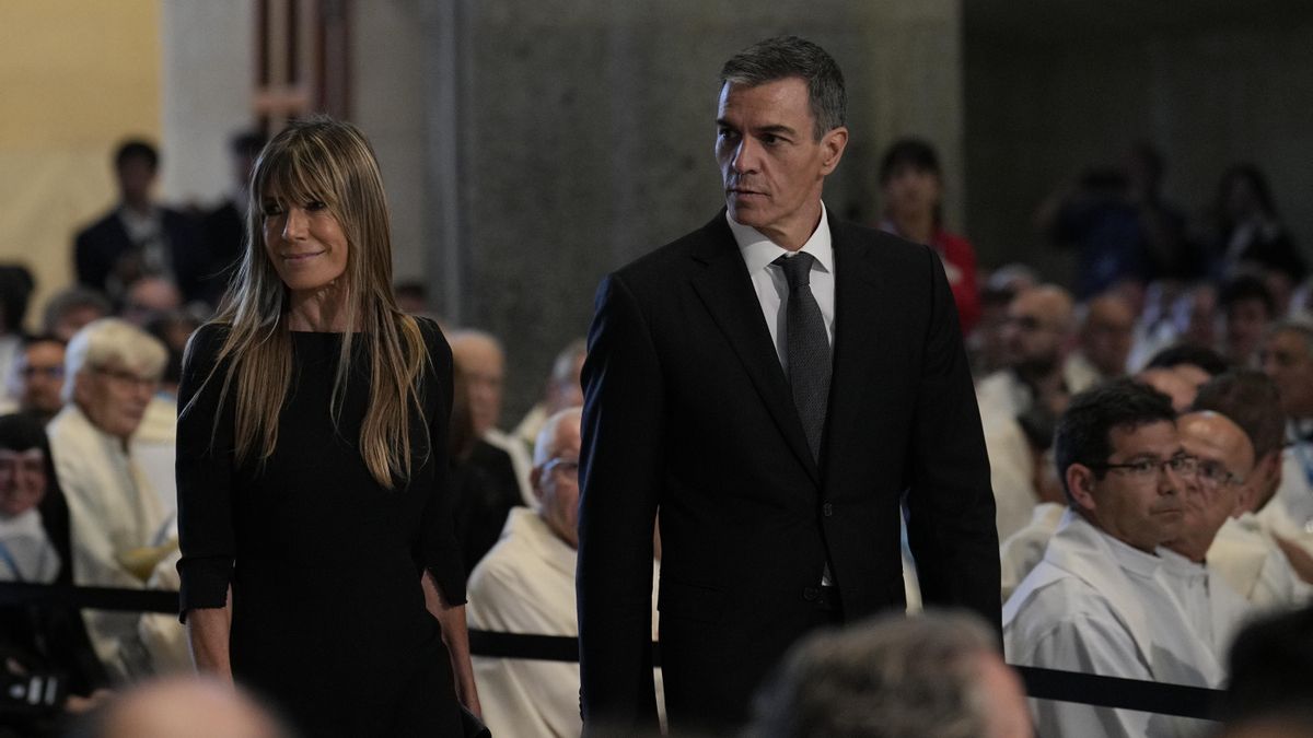 El presidente del Gobierno de España, Pedro Sánchez, y su esposa Begoña Gómez asisten a la misa oficiada por el Papa León XIV en la Sagrada Familia, dentro de su visita oficial a España, este miércoles en Barcelona. EFE/Alejandro García