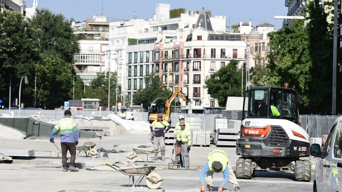 Así avanzan las obras de rehabilitación de la plaza de Salvador Dalí.
