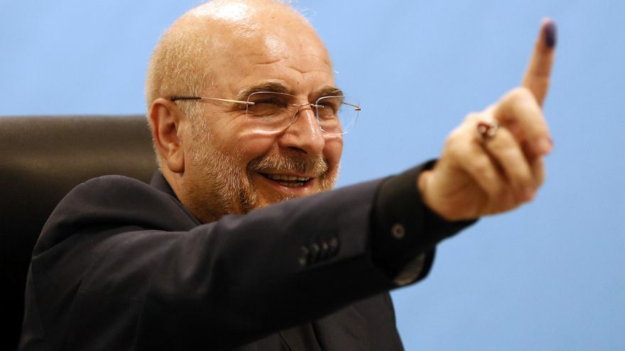 El presidente del Parlamento de Irán, Mohammad Bagher Ghalibaf, muestra su dedo marcado con tinta mientras registra su candidatura en el último día de inscripción para las elecciones presidenciales iraníes en el Ministerio del Interior en Teherán, Irán, el 3 de junio de 2024. Irán celebrará sus elecciones presidenciales el 28 de junio de 2024. (Elecciones, Teherán) EFE/EPA/ABEDIN TAHERKENAREH