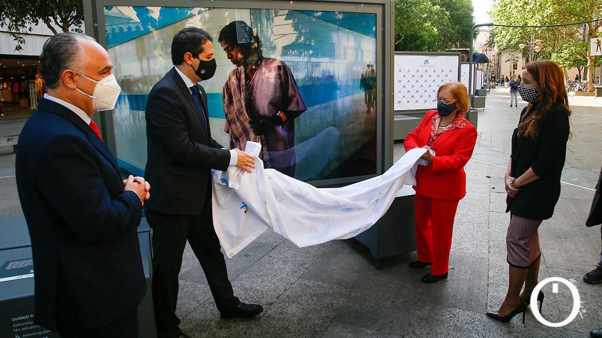 Las autoridades inauguran la exposición de Cristina García Rodero en el Bulevar de Gran Capitán