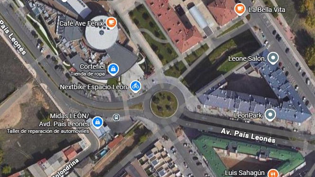 Un ciclista herido tras ser golpeado por un coche en la glorieta de Espacio León