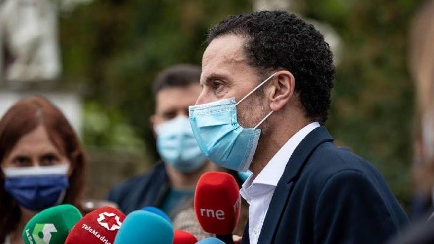 El candidato de Cs a la Presidencia de la Comunidad de Madrid, Edmundo Bal, atiende a los medios de comunicación.