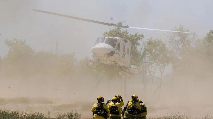Los bomberos forestales andaluces reactivan sus protestas laborales tras el peor agosto de incendios en España