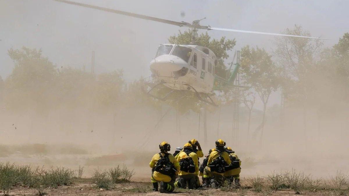 Los bomberos forestales andaluces reactivan sus protestas laborales tras el peor agosto de incendios en España