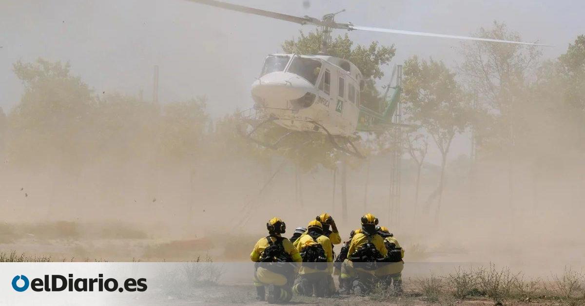 Los bomberos forestales andaluces reactivan sus protestas laborales tras el peor agosto de incendios en España
