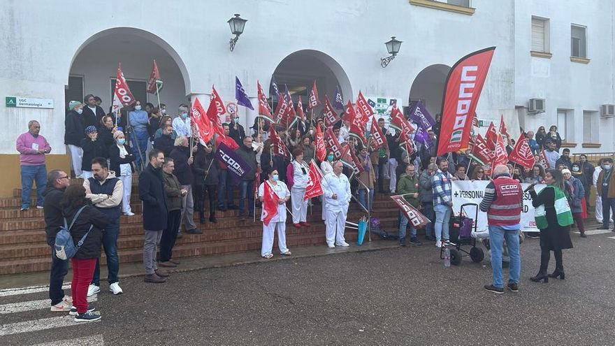 Trabajadores del hospital El Tomillar reclaman refuerzo de personal: "Agotados no podemos atender a los pacientes"