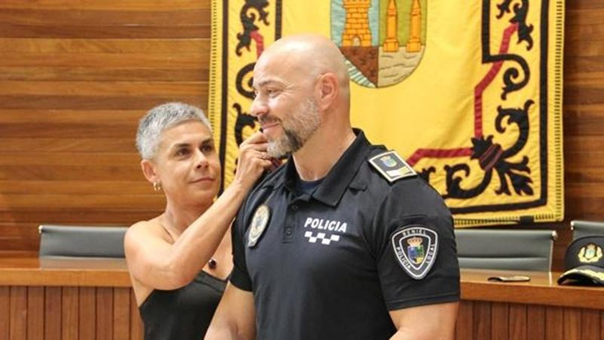 La alcaldesa impone los distintivos de inspector a Velasco