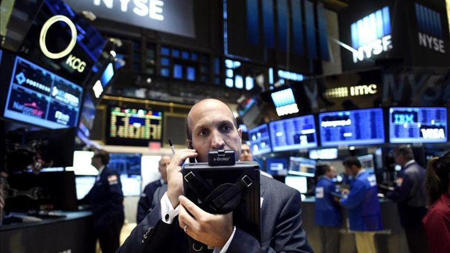 Wall Street abre con fuertes pérdidas y el Dow Jones cae un 1,04 por ciento