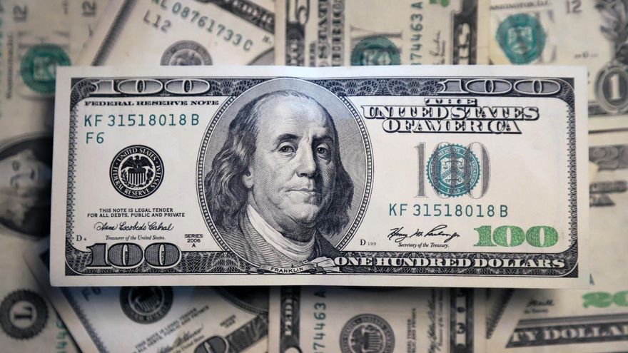 Con un salto del 40% en un día, el dólar oficial ya se vendía a $700 en bancos privados