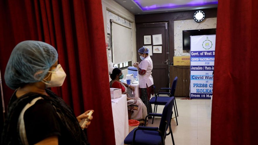 Una mujer india recibe una vacuna COVID-19, dentro de un centro de vacunación en el Club de Prensa en Calcuta, India Oriental. EFE/EPA/PIYAL ADHIKARY