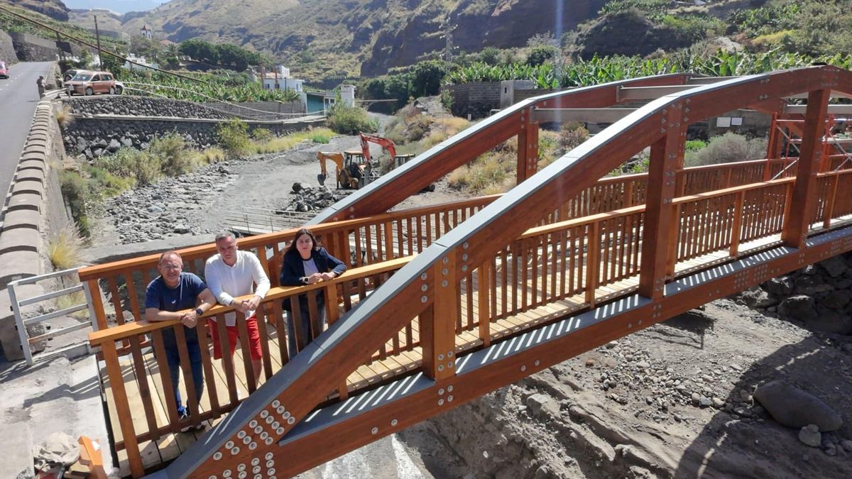 El Cabildo instala una  nueva pasarela peatonal en el barranco de Las Angustias  para dar   mayor seguridad a los senderistas