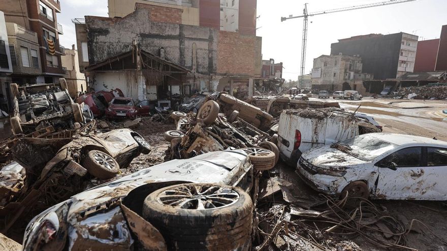 Varios vehículos y restos cortan las calles de Catarroja (València) tras el paso de la DANA.